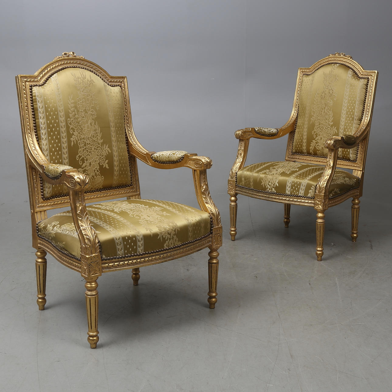 KARMFÅTÖLJER, ett par, Louis XVI-stil, 1900-tal.