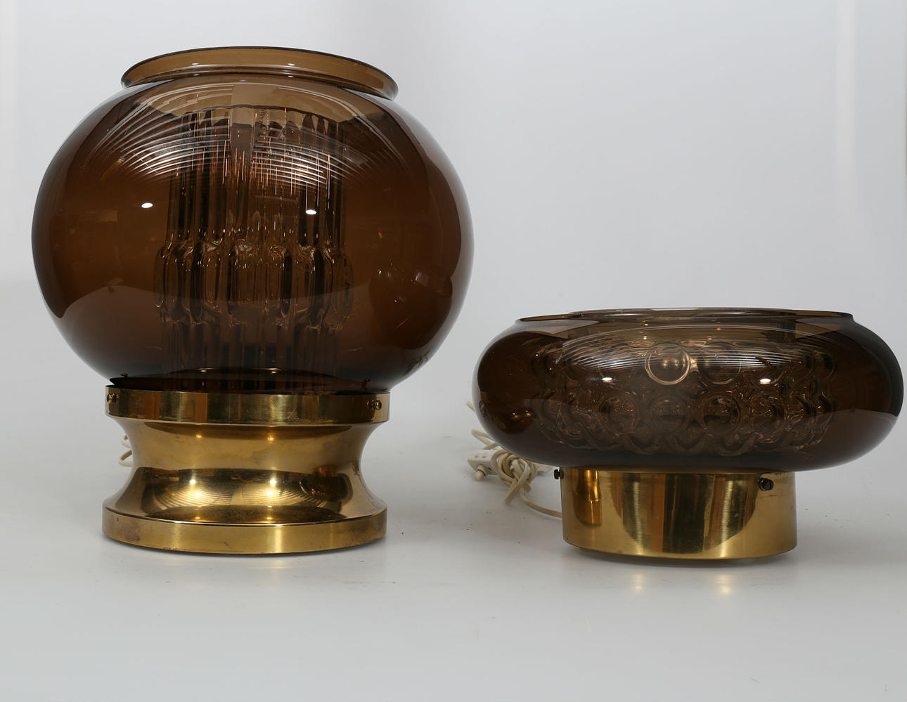 BORDSLAMPOR, mässing och glas, 2 stycken, Carl Fagerlund, Orrefors.