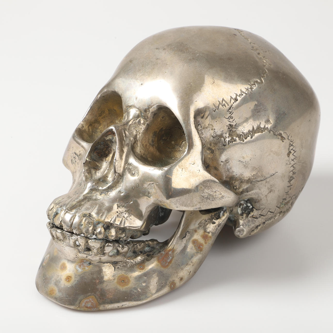 ESCULTURA, calavera, bañada en plata.