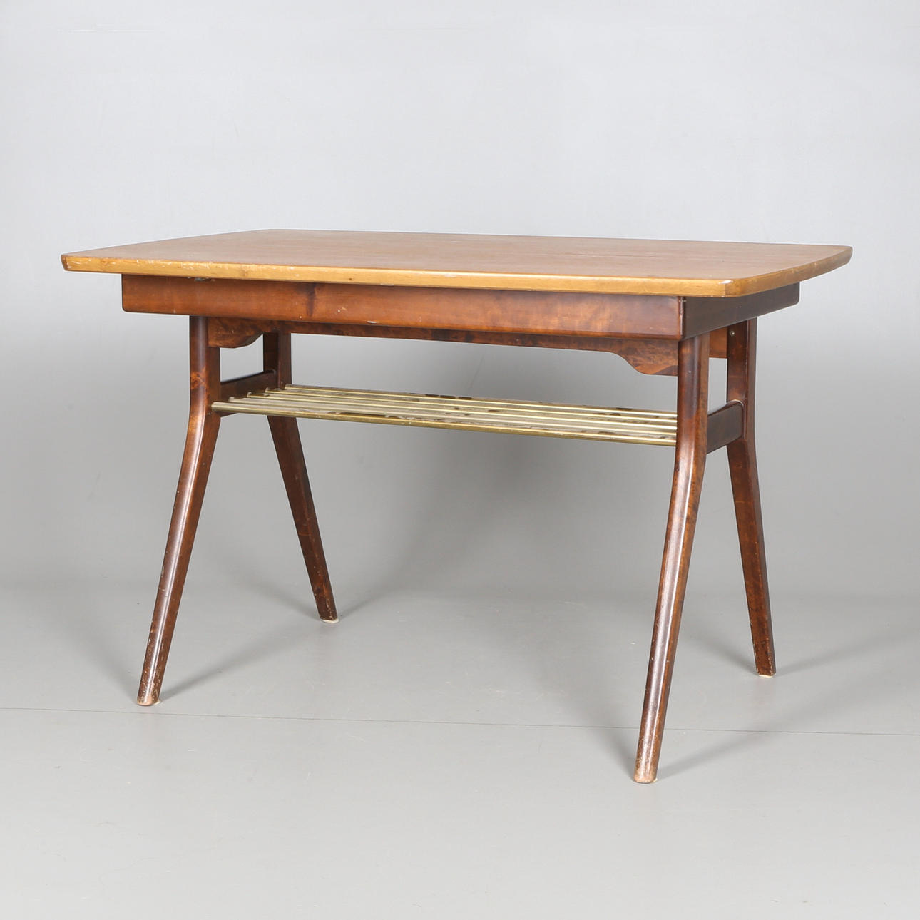 SOFFBORD, med tidningsställ, trä och metall, 1900-talets senare hälft.