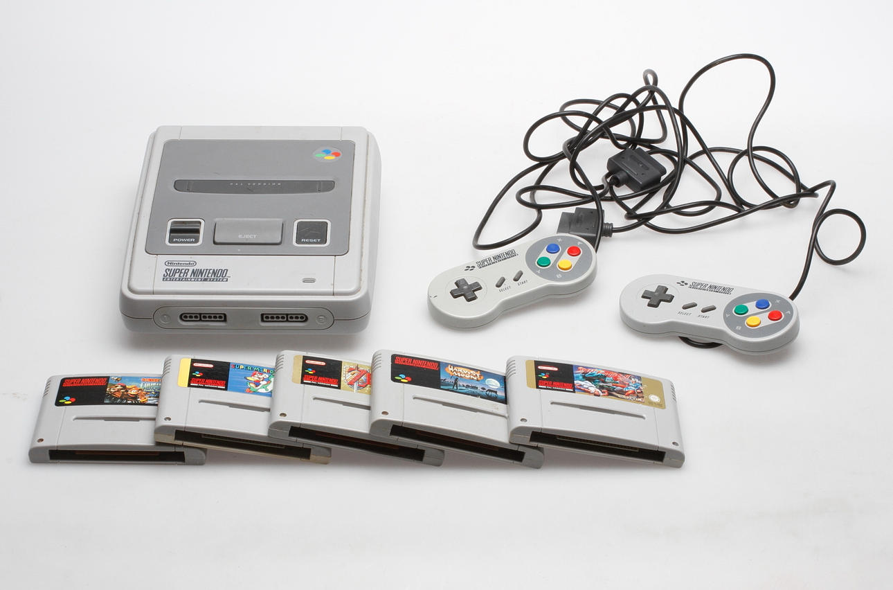 SPELKONSOL, SNSP-001A, 2 handkontroller, 5 spel, Super Nintendo.