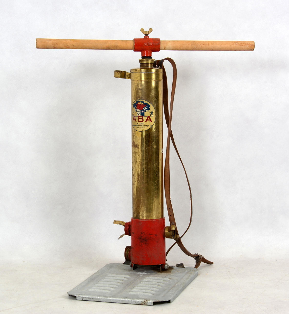 BRANDSPRUTA, ryggmodell, trä/mässing. Allmänna Brandredskapsaffären, Stockholm.