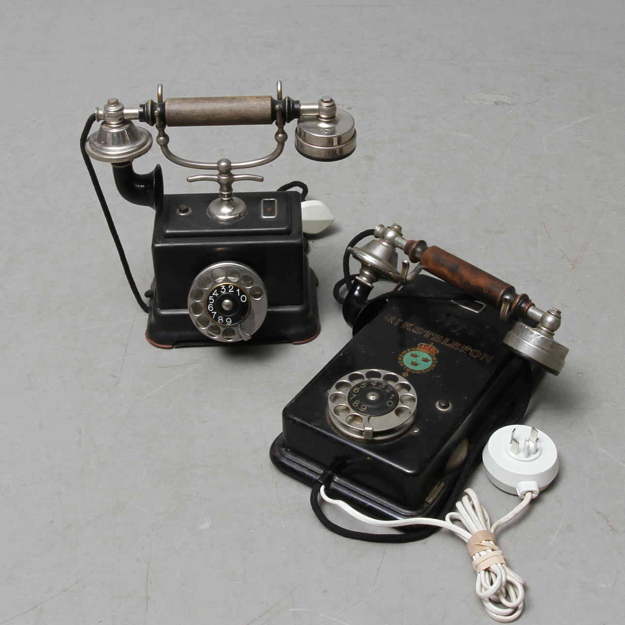 TELEFONER, 2 st, LM Ericsson, 1900-talets första hälft.