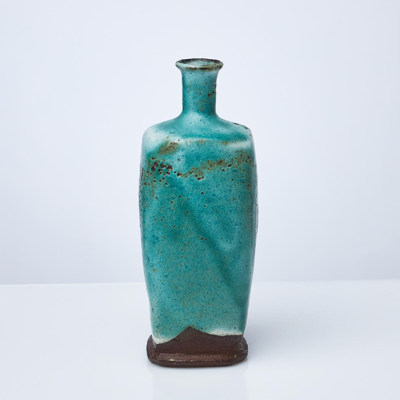 ULLA HANSEN. Vas, glaserat, högbränt lergods.