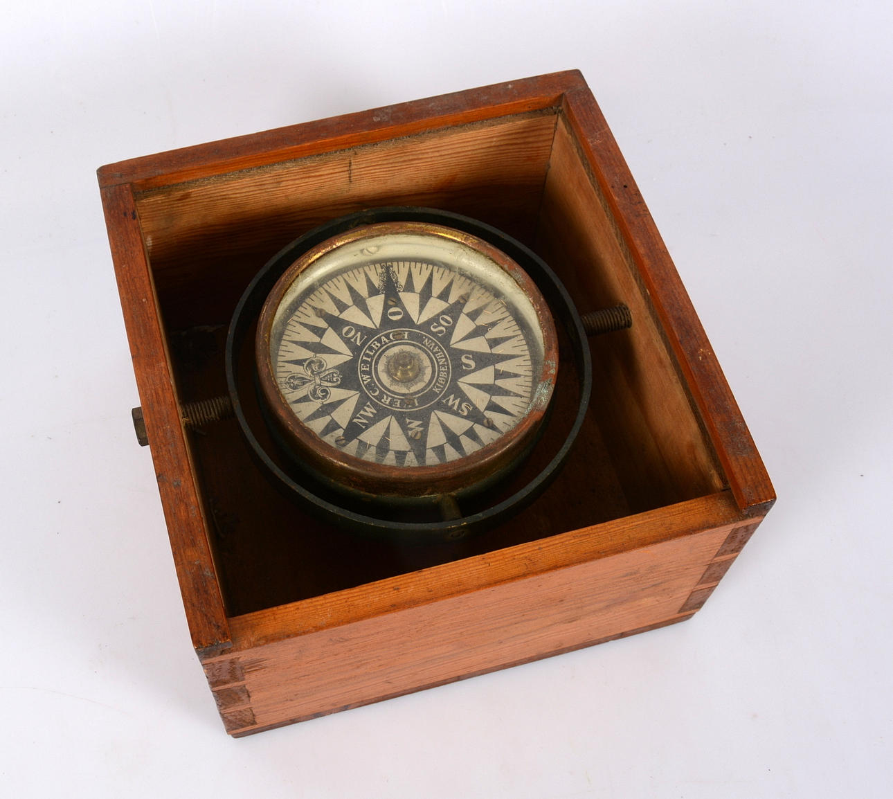 KOMPASS I TRÄLÅDA.