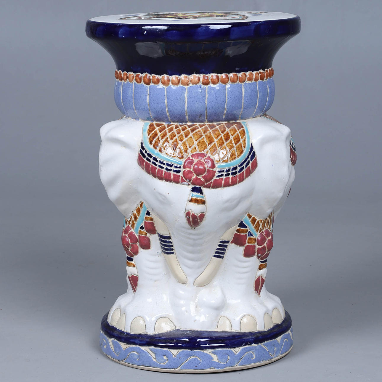 TABURETE/PEDISTAL DE CERÁMICA CON FORMA DE ELEFANTE. DÉCADA DE 1900.