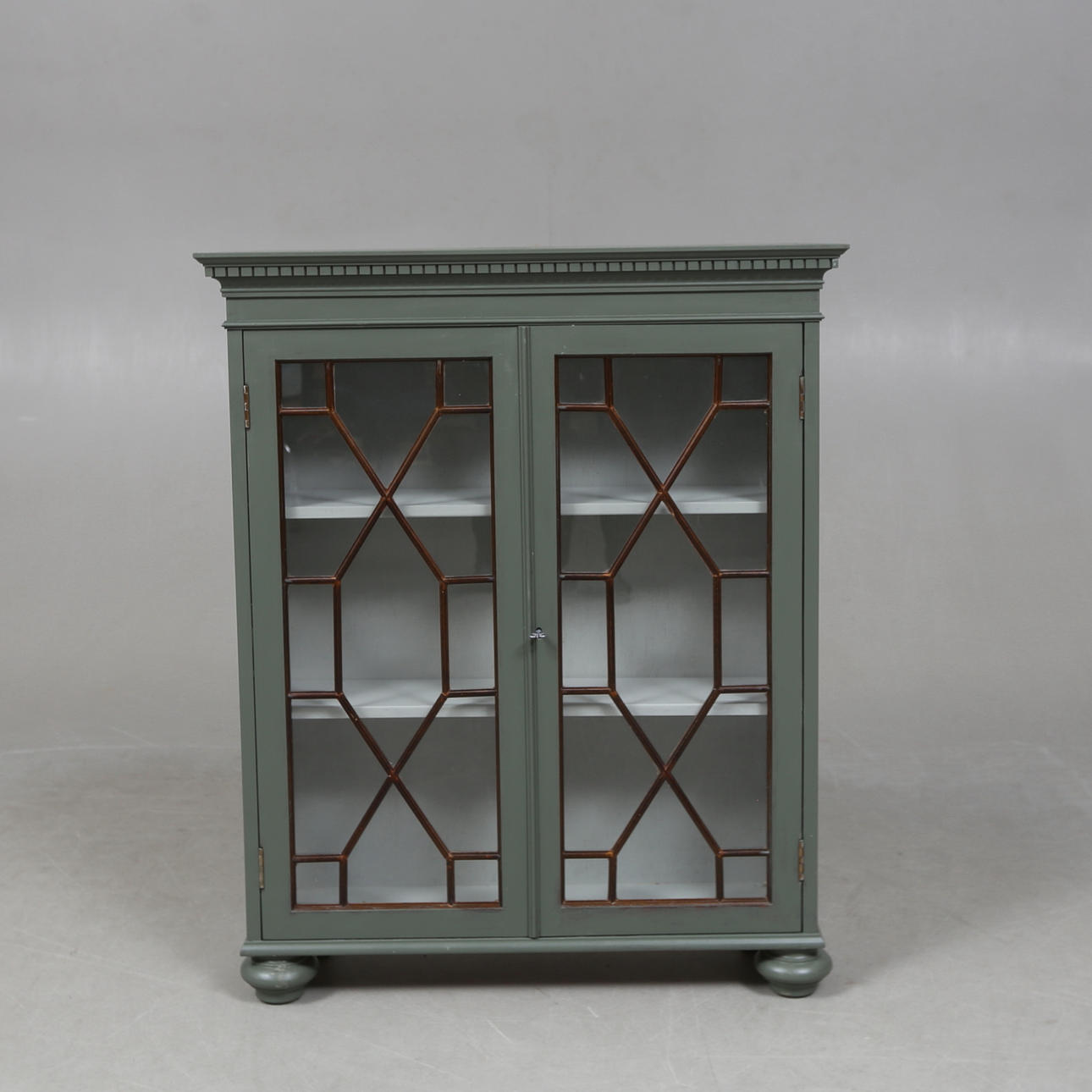 Una vitrina, de estilo inglés. Siglo XX.