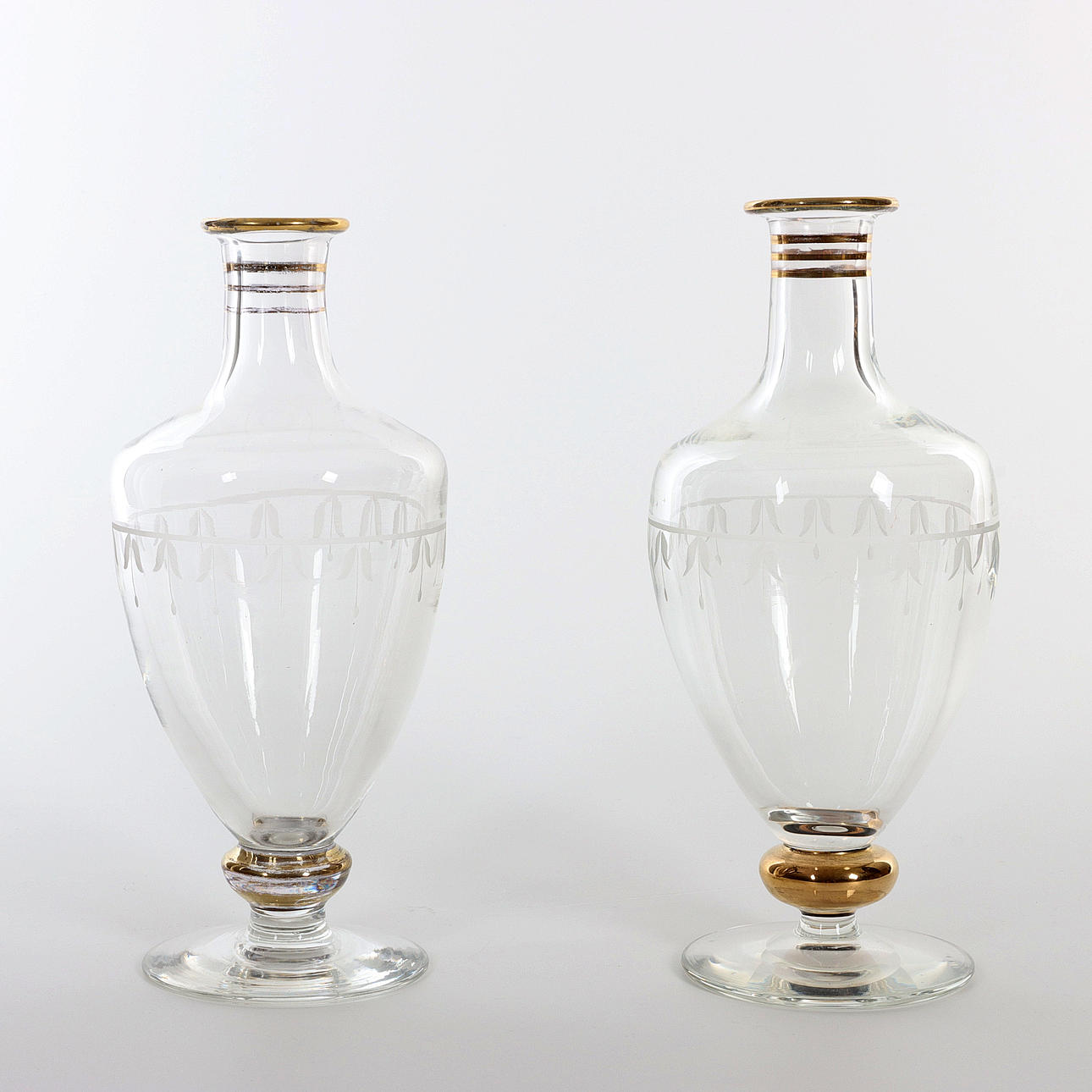 KARAFFER, 2 st, munblåst glas, 1900-talets andra hälft.