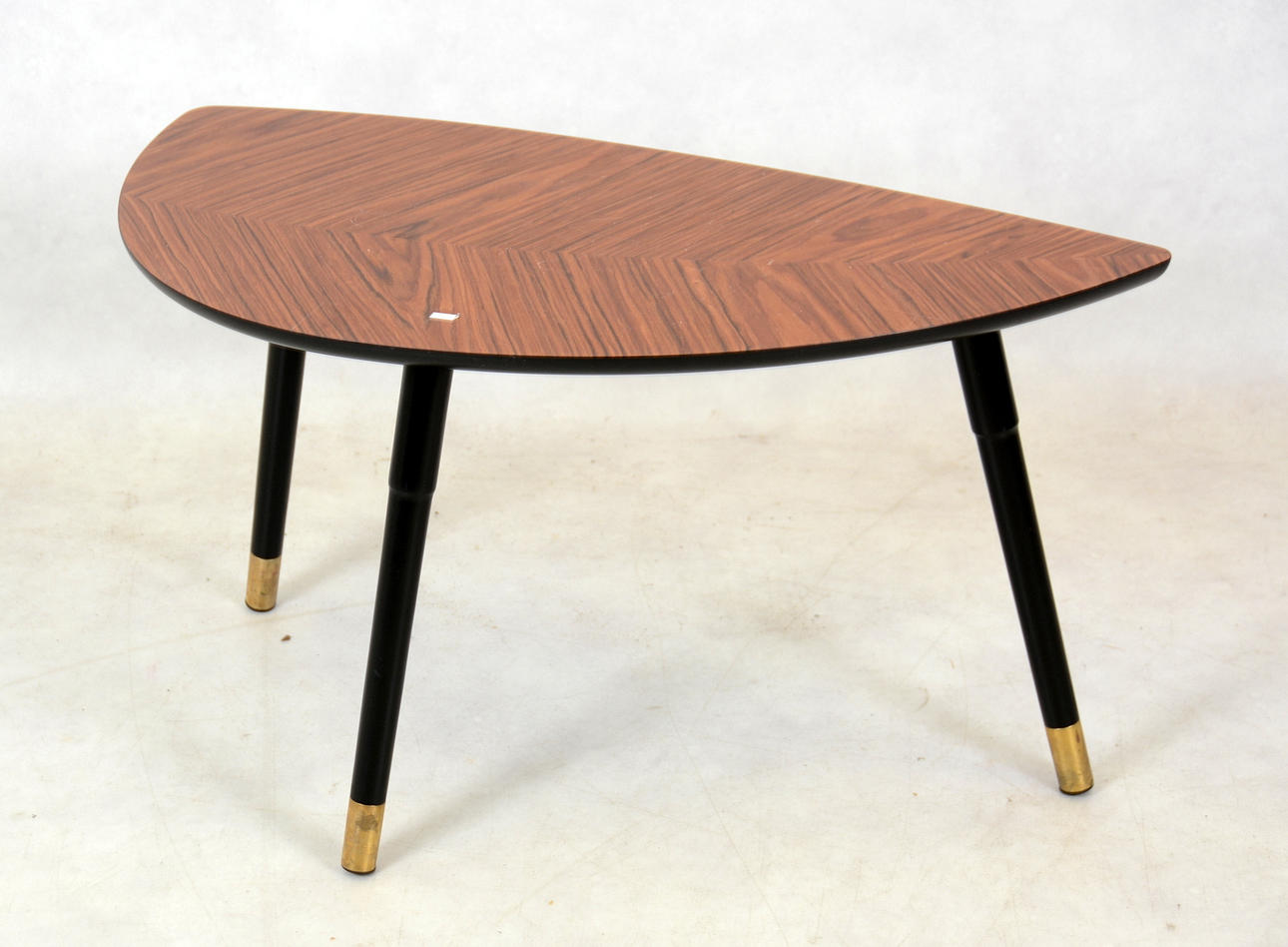 BORD, " Lövet " formgivet av Gillis Lundberg. Modern kopia för IKEA.