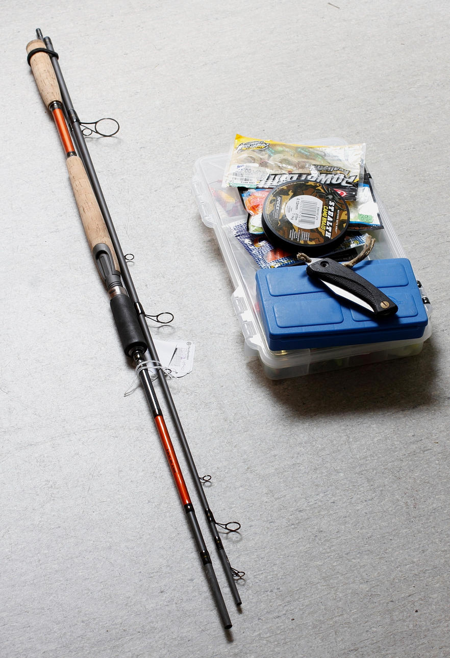 DIVERSE FISKE, låda med drag, spö Waterspeed.