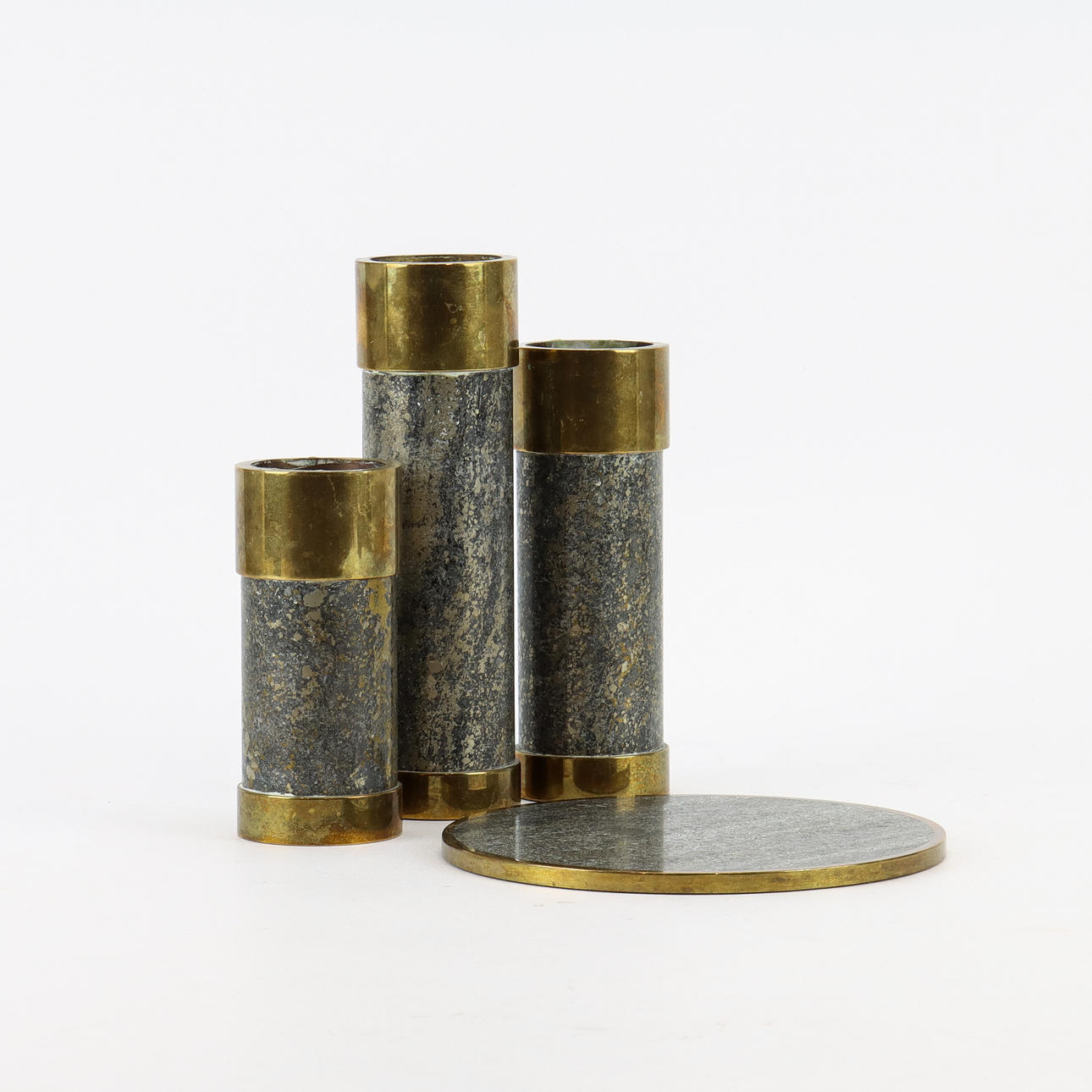 BRICKA OCH LJUSSTAKAR sten och mässing.