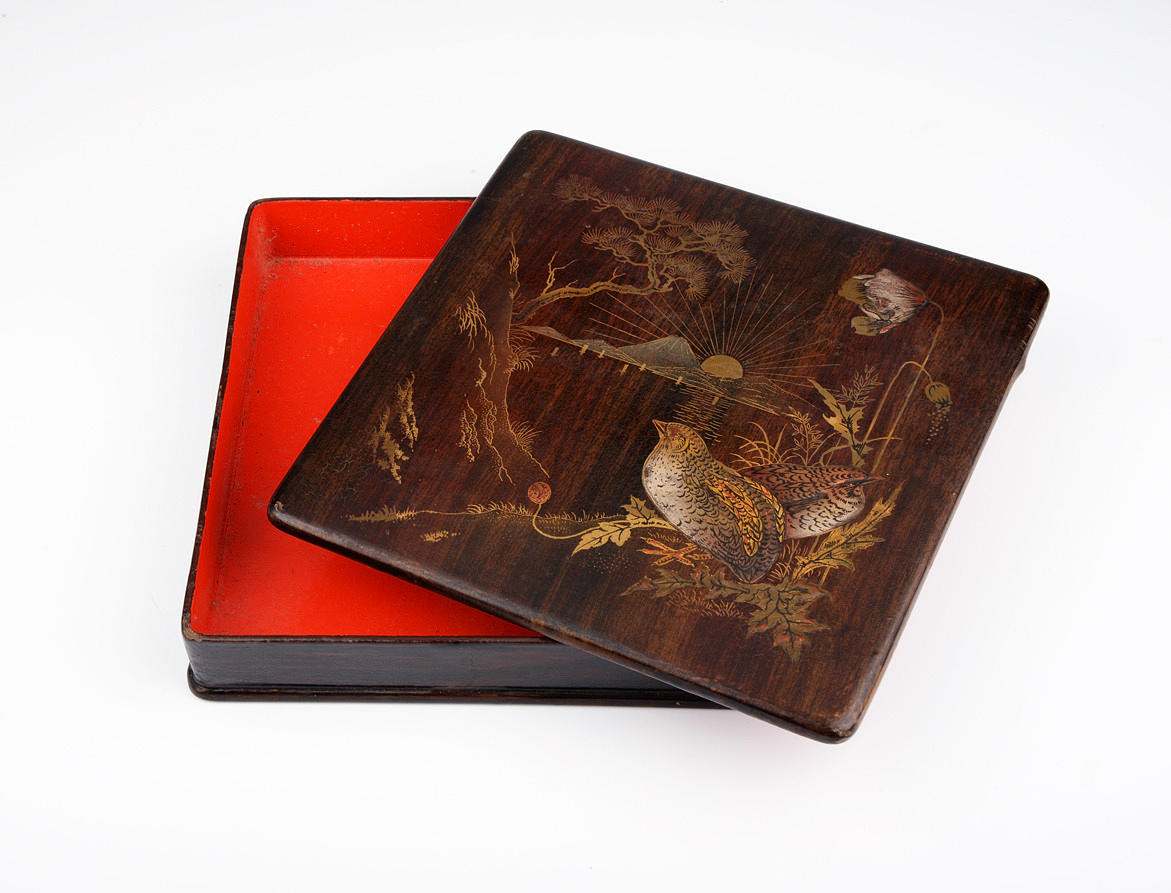 ASIATISCHE LACKDOSE. Dekor med stigande sol, sjölandskap, växter och fåglar.