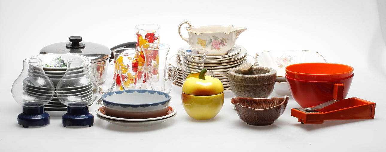 GLAS OCH KERAMIK med mera, bland annat Gustafsberg, Orrefors, Ateljé Lyktan.