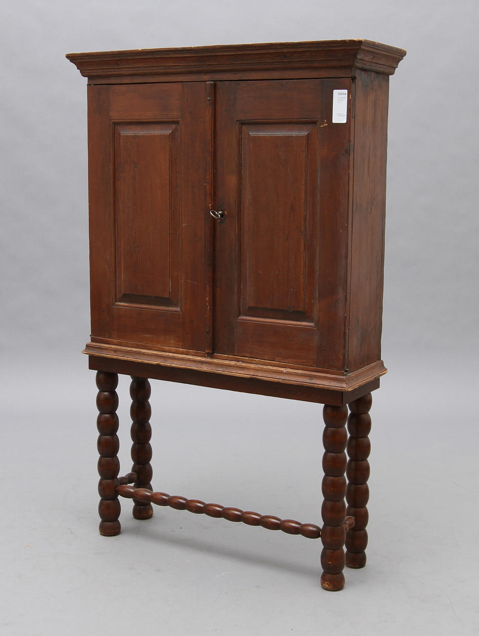 ALLMOGESKÅP, på benställning, 1800-talets början.