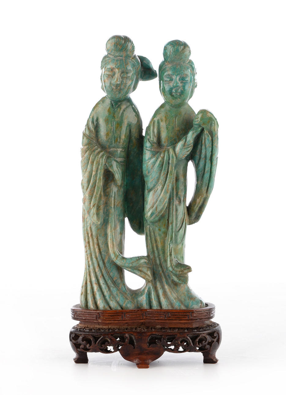 FIGURINE, CHINA. Snidad från en grön kvartssten, 2 damer.