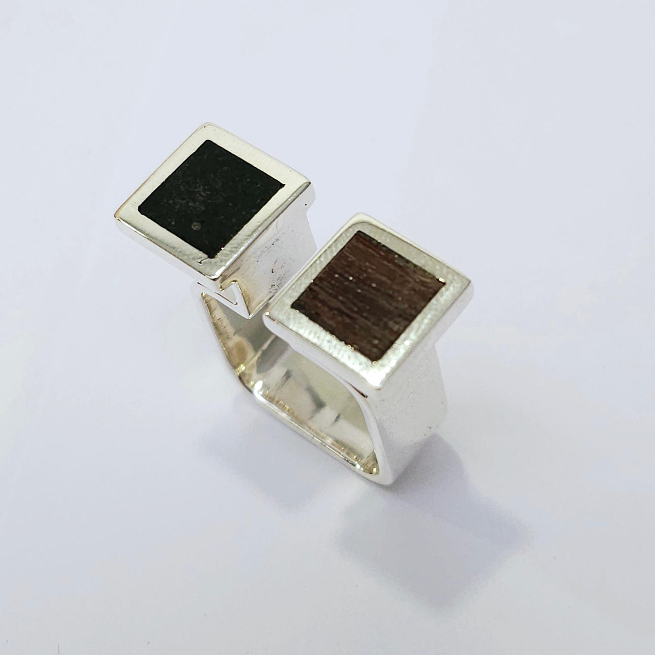 SPRUTAR. SILVERDESIGN RING MED SNIDAD EBENHOLTS.