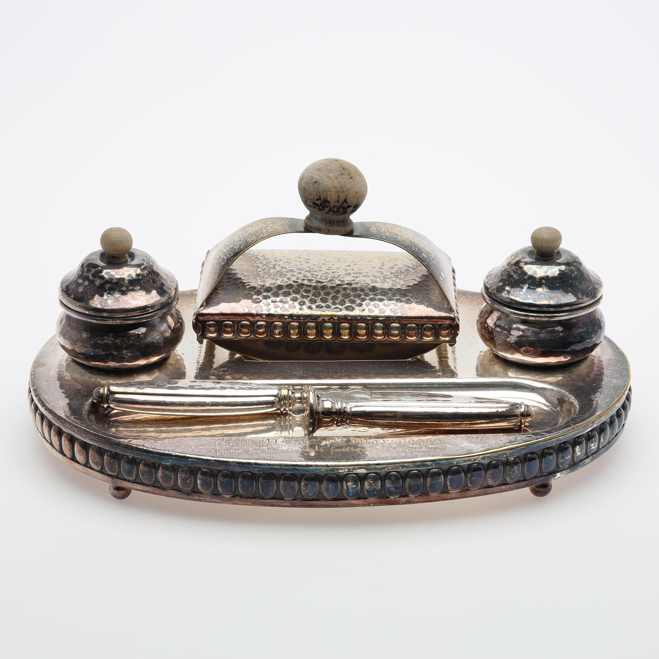 SCHREIBTISCHGARNITUR, 4-teilig, Neusilber, Holz.