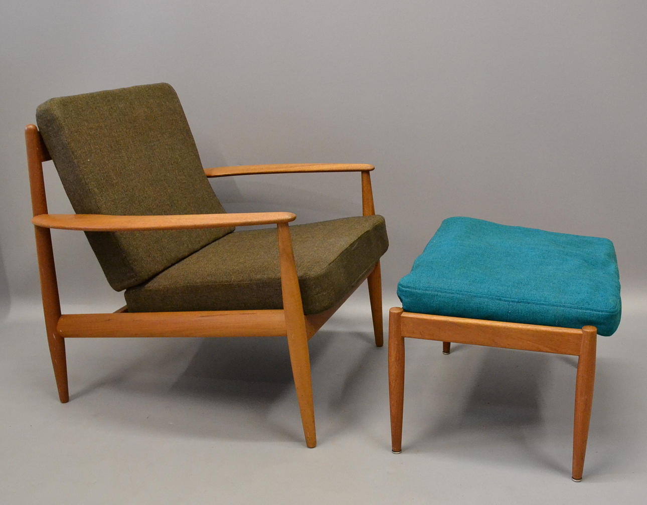 GRETHE JALK. EN FÅTÖLJ MED PALL.