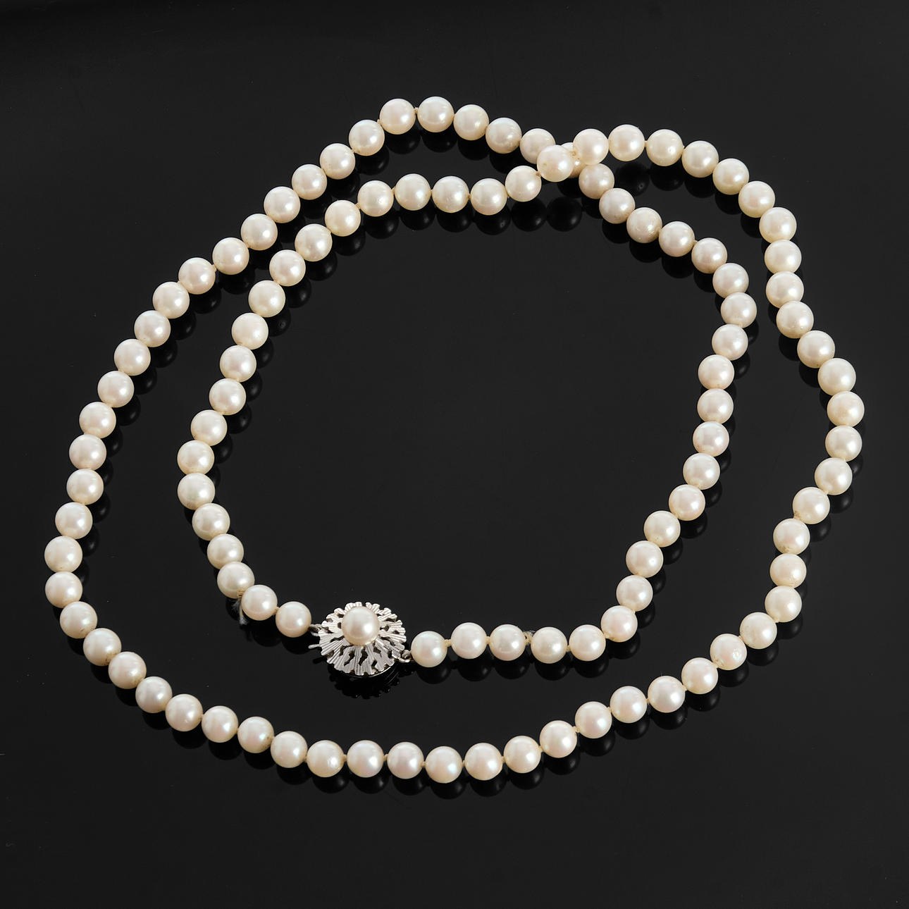 PÄRLHALSBAND med silverlås.