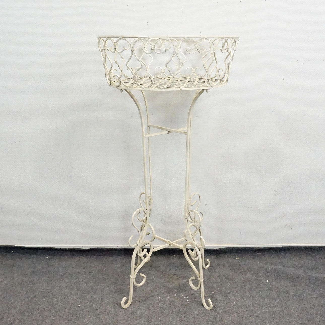 BLUMENPODEST, lackiertes Metall.