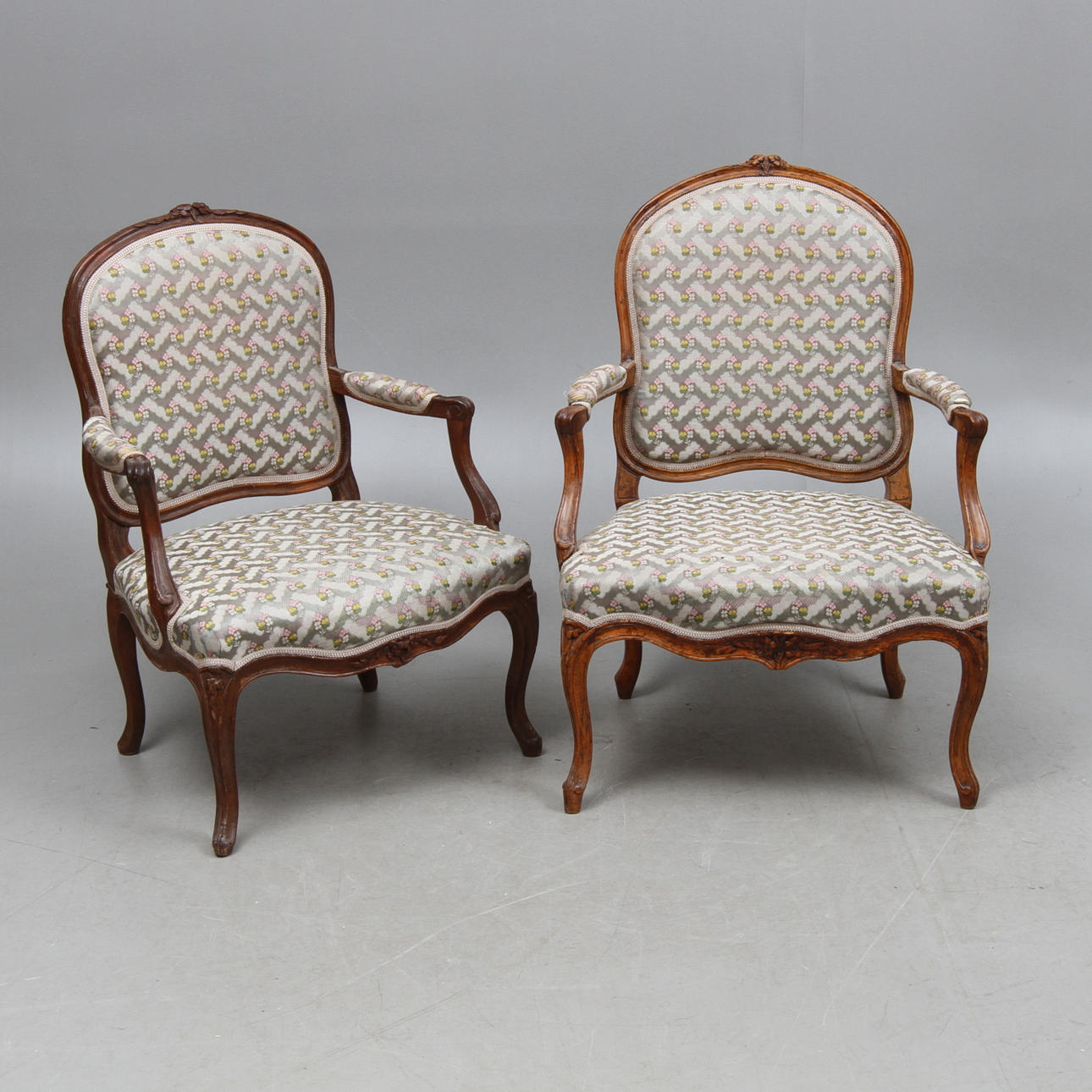 KARMSTOLAR, 2 st, snarlika, rokoko, 1700-tal.