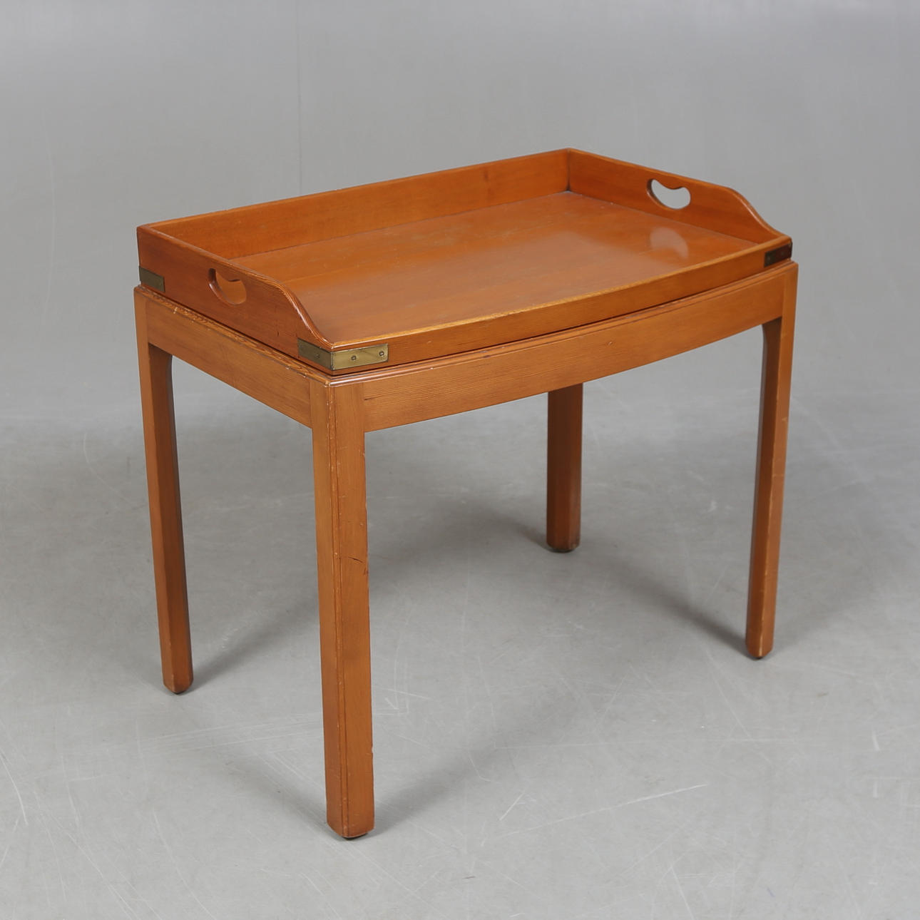 Ein Serviertisch/Tabletttisch aus dem 20. Jahrhundert.