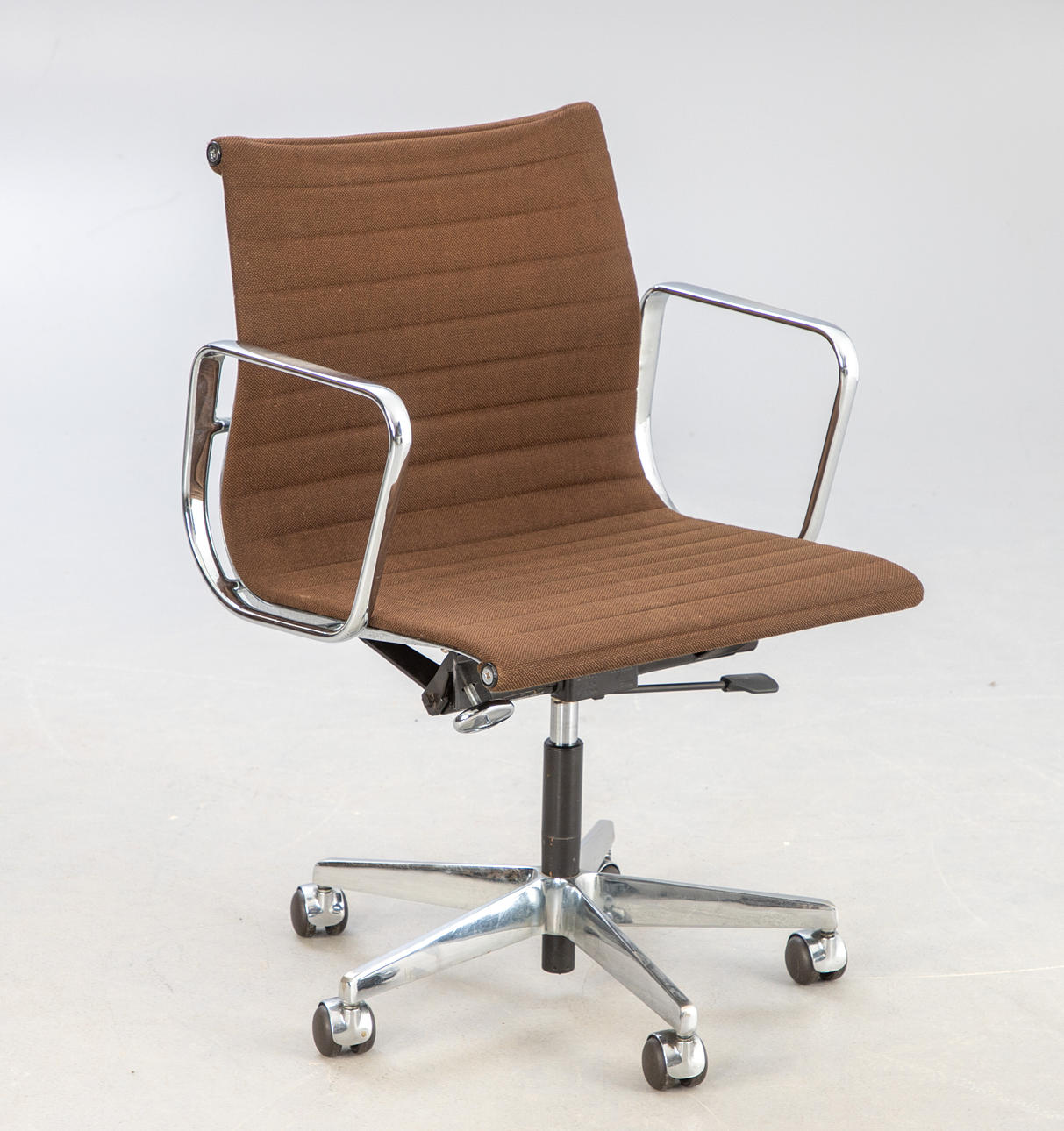 CHARLES & RAY EAMES, Vitra/Herman Miller, kontorstol/Alustol.