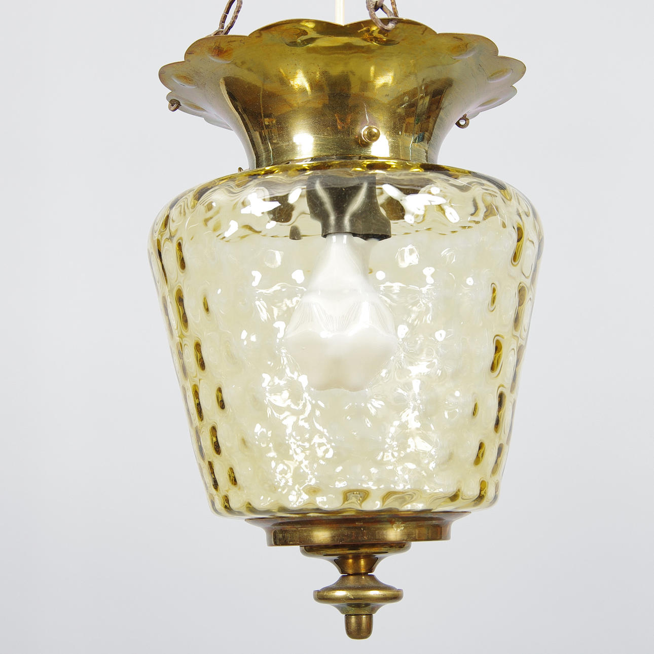 MÅNSKENSAMPEL, mässing med gultonat glastidigt 1900-tal.