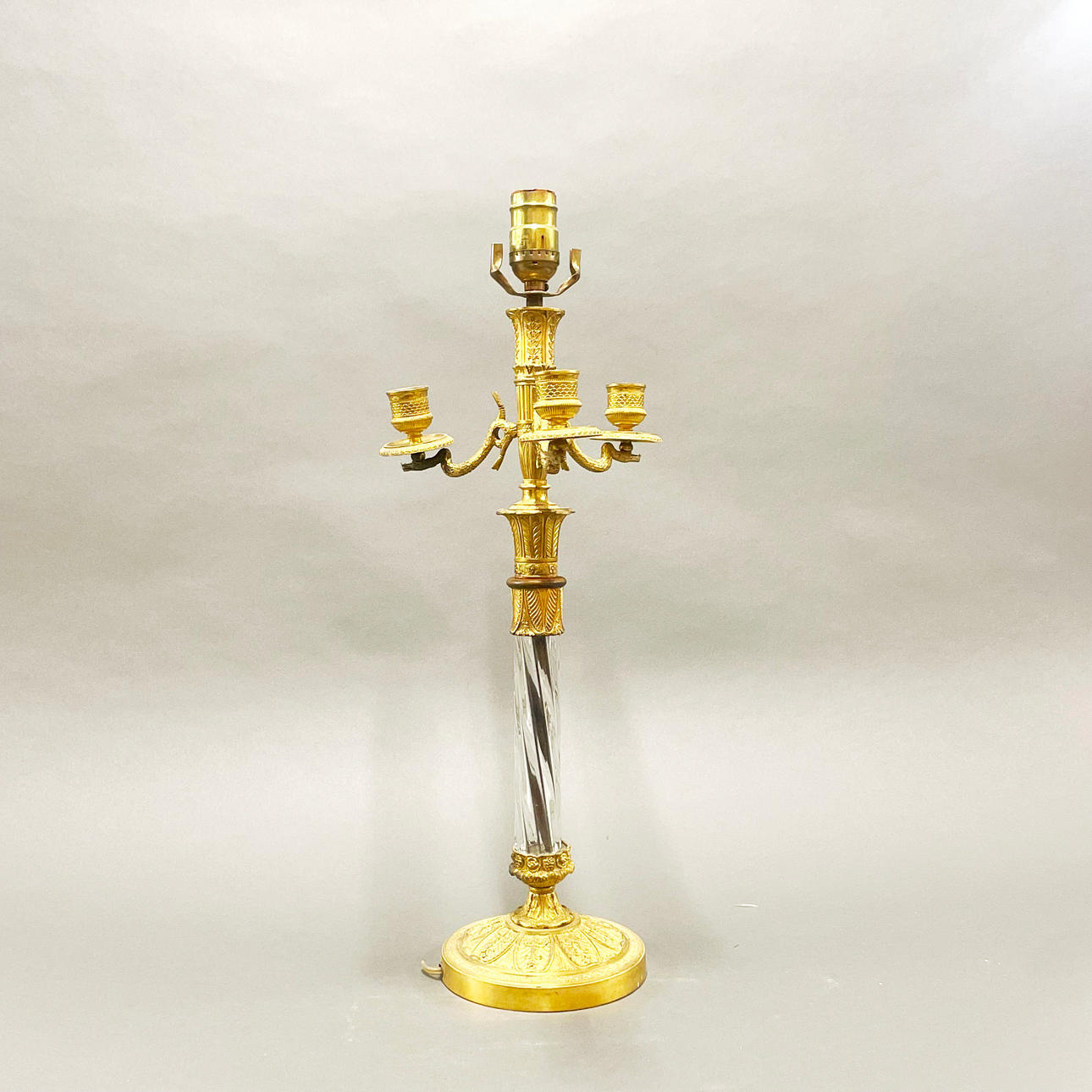 KOLMIHAARAINEN KYNTTELIKKÖ.