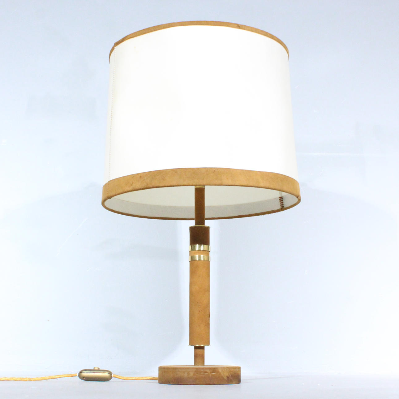 CHARLOTTE WAVER. Tischlampe, Leder, 1970er.