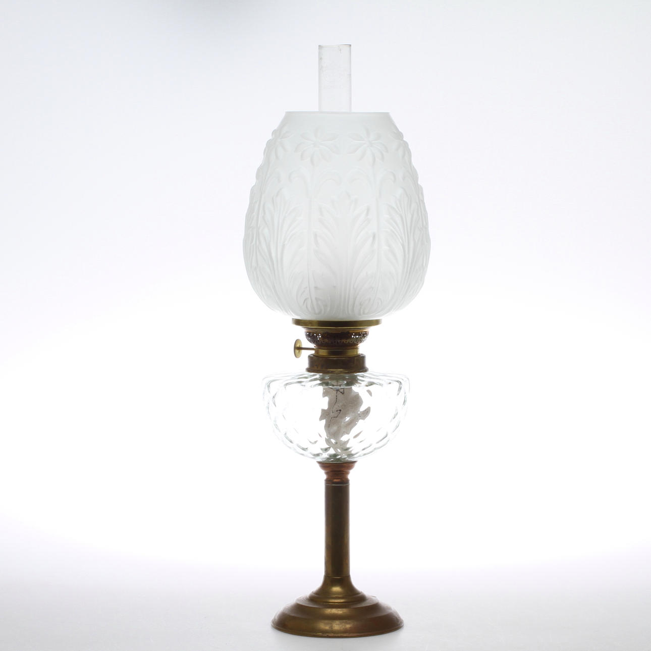 FOTGENLAMPA, med glaskupa, omkring 1900.