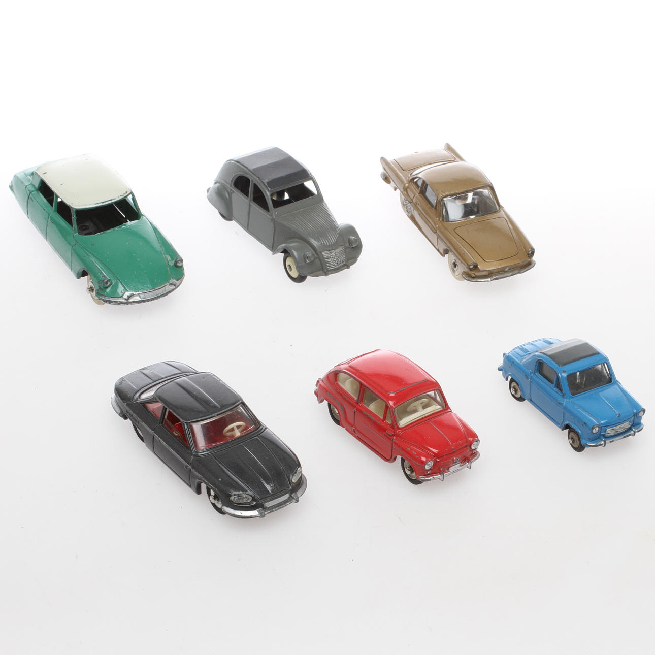 DINKY TOYS Made in France. 520 Fiat, 524 Panhard, 543 Renault, 24L Vespa, 24C Citroen och Citroen 2CV.