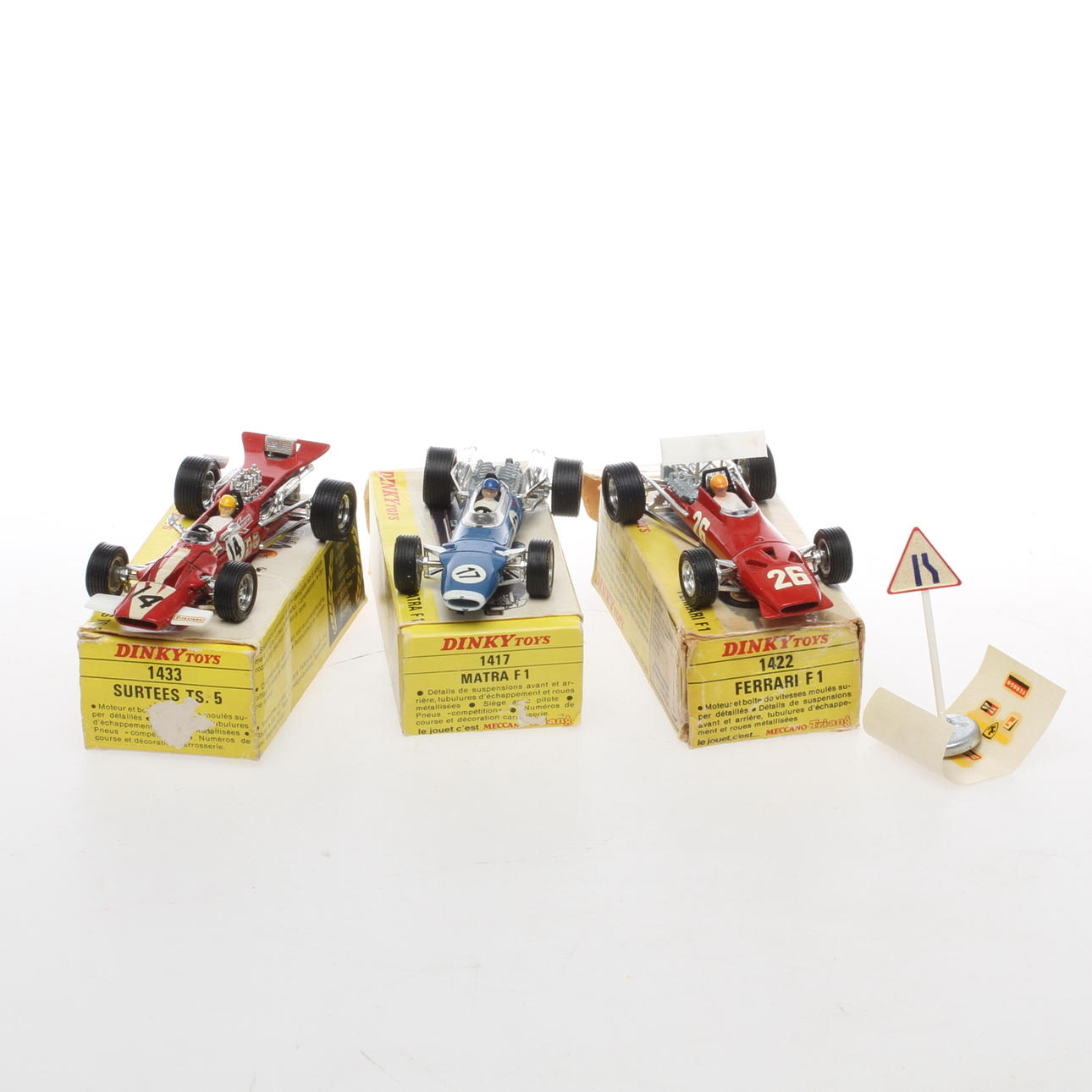 DINKY TOYS 1417 Matra, 1422 Ferrari och 1433 Surtees i originalkartonger.