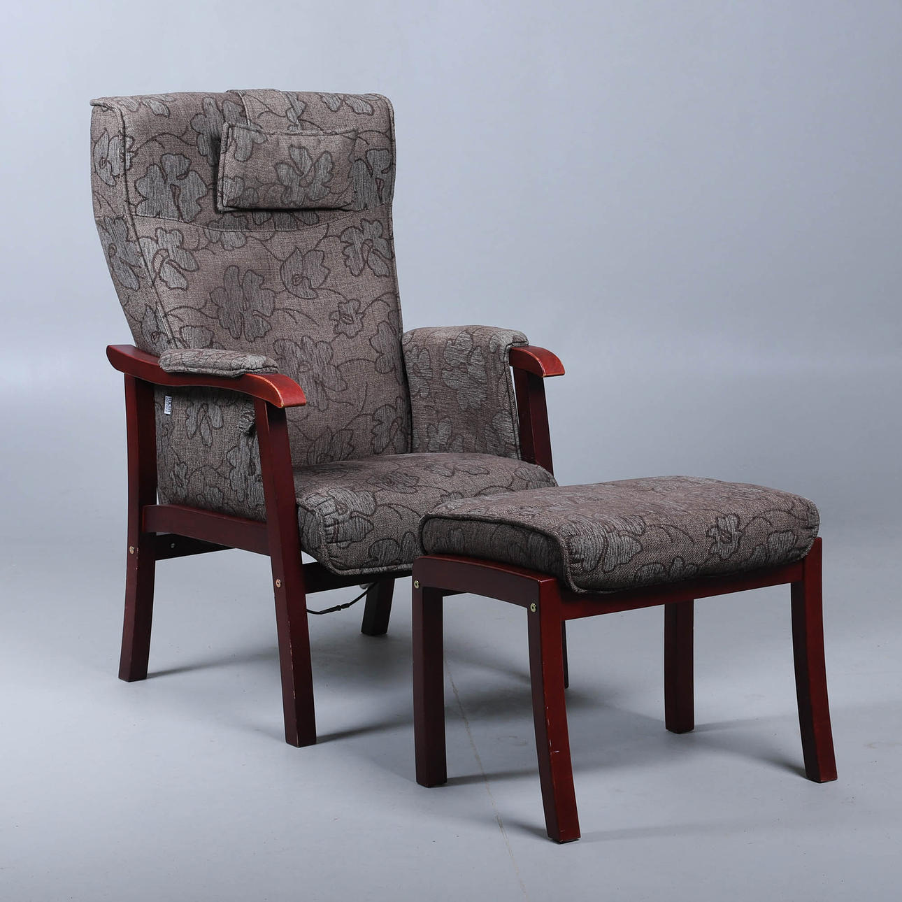 SENIORFÅTÖLJ MED FOTPALL.