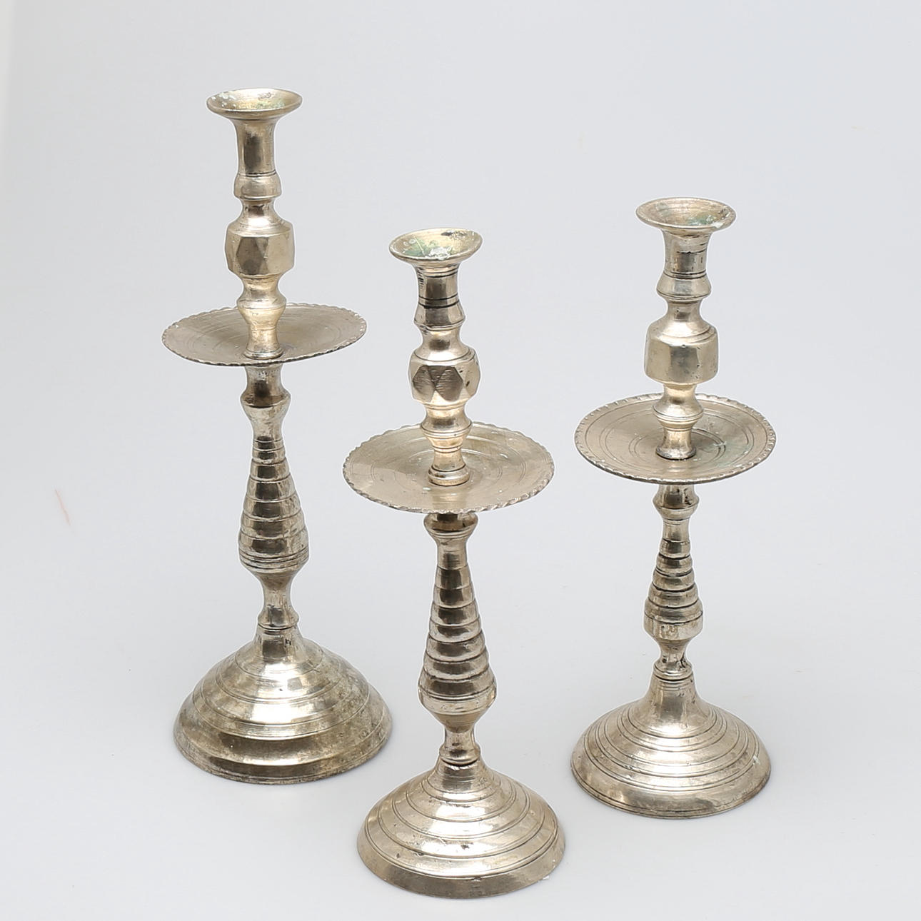 LJUSSTARKAR, 3 st, vitmetall, olika storlekar, modern tillverkning.