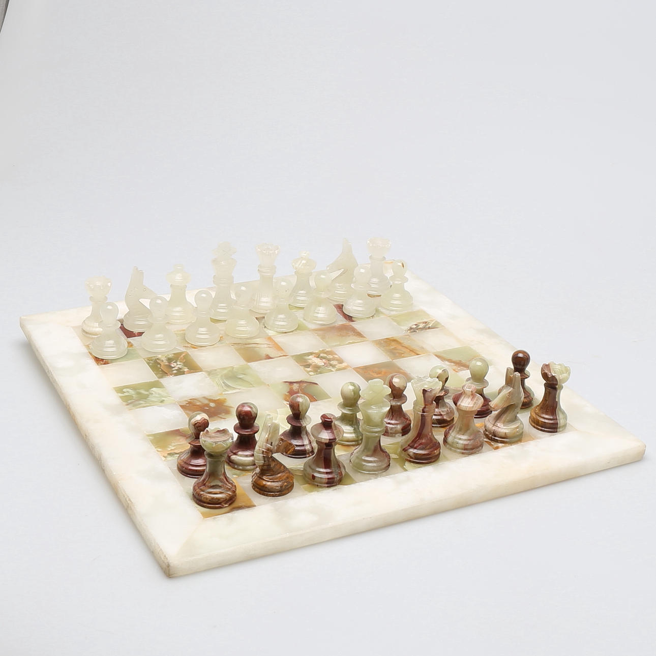 SCHACKSPEL med PJÄSER, agat samt marmor, 1900-talets andra hälft.