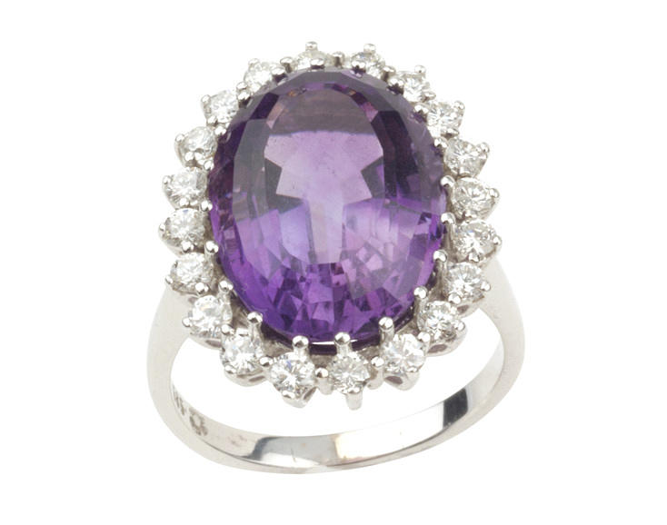 RING med ametist och 20 briljantslipade diamanter ca. 1 ct 585 vitguld ca. 7,6 g.