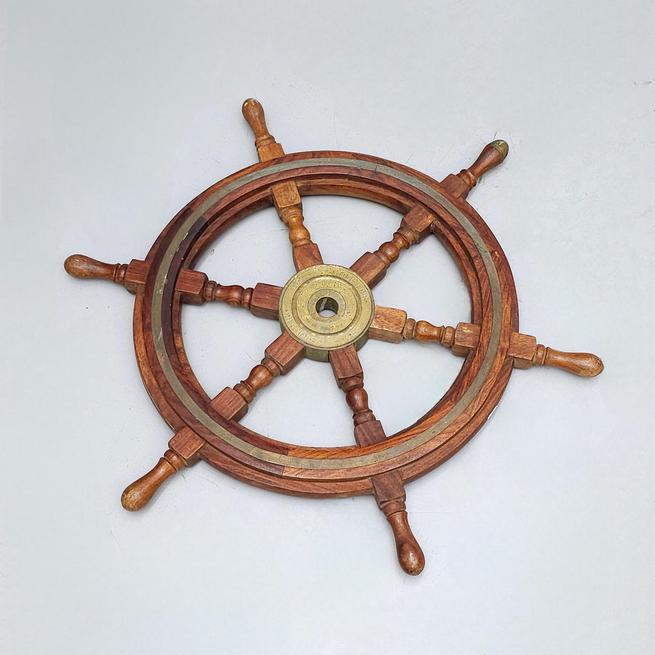 ANTIGUO TIMÓN DE BARCO EN MADERA "COMPTOIR DES INDES".