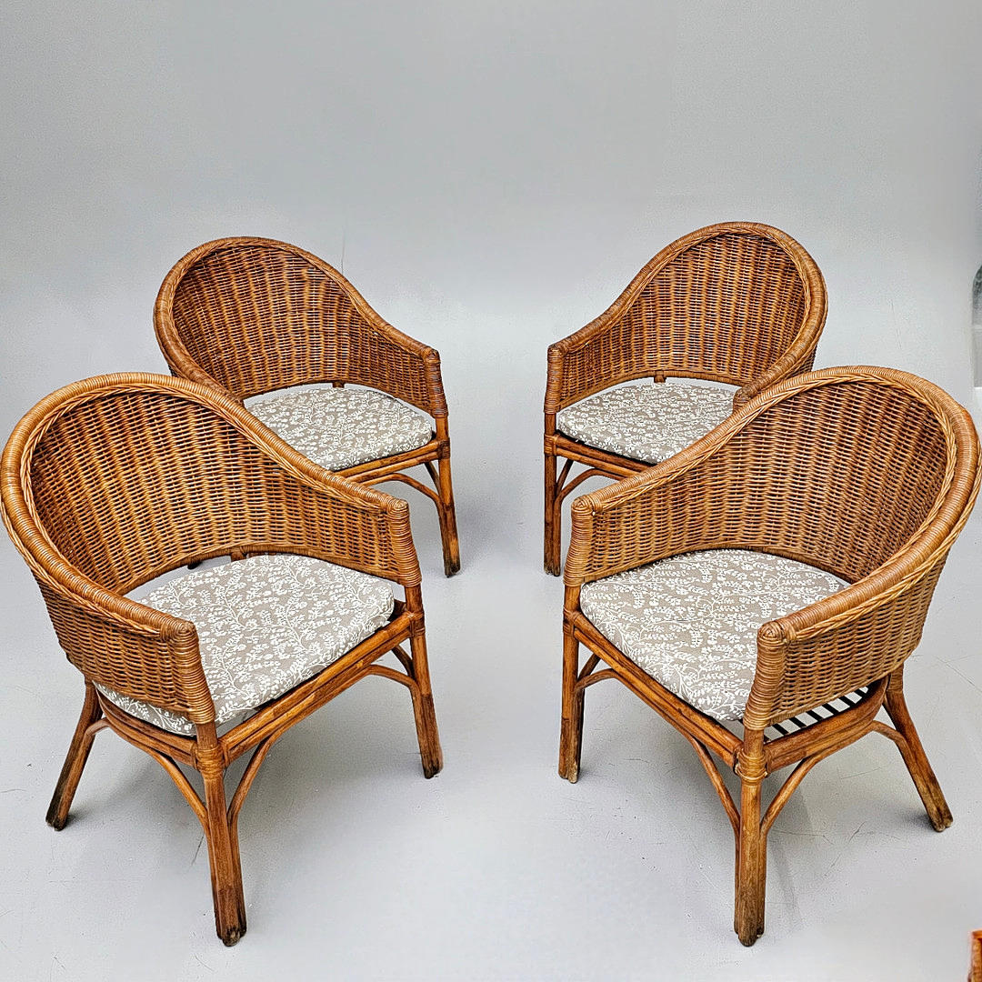 VIER GARTENSTÜHLE AUS KORBGEFLECHT.