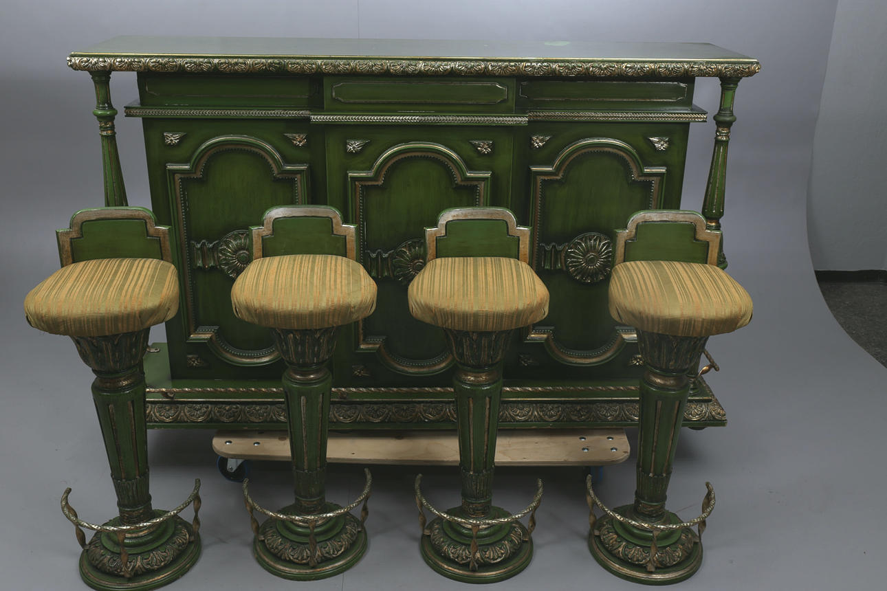 BARDISK OCH 4 BARSTOLAR, trä, grönmålad och delvis förgylld, Frankrike, 1900-tal.