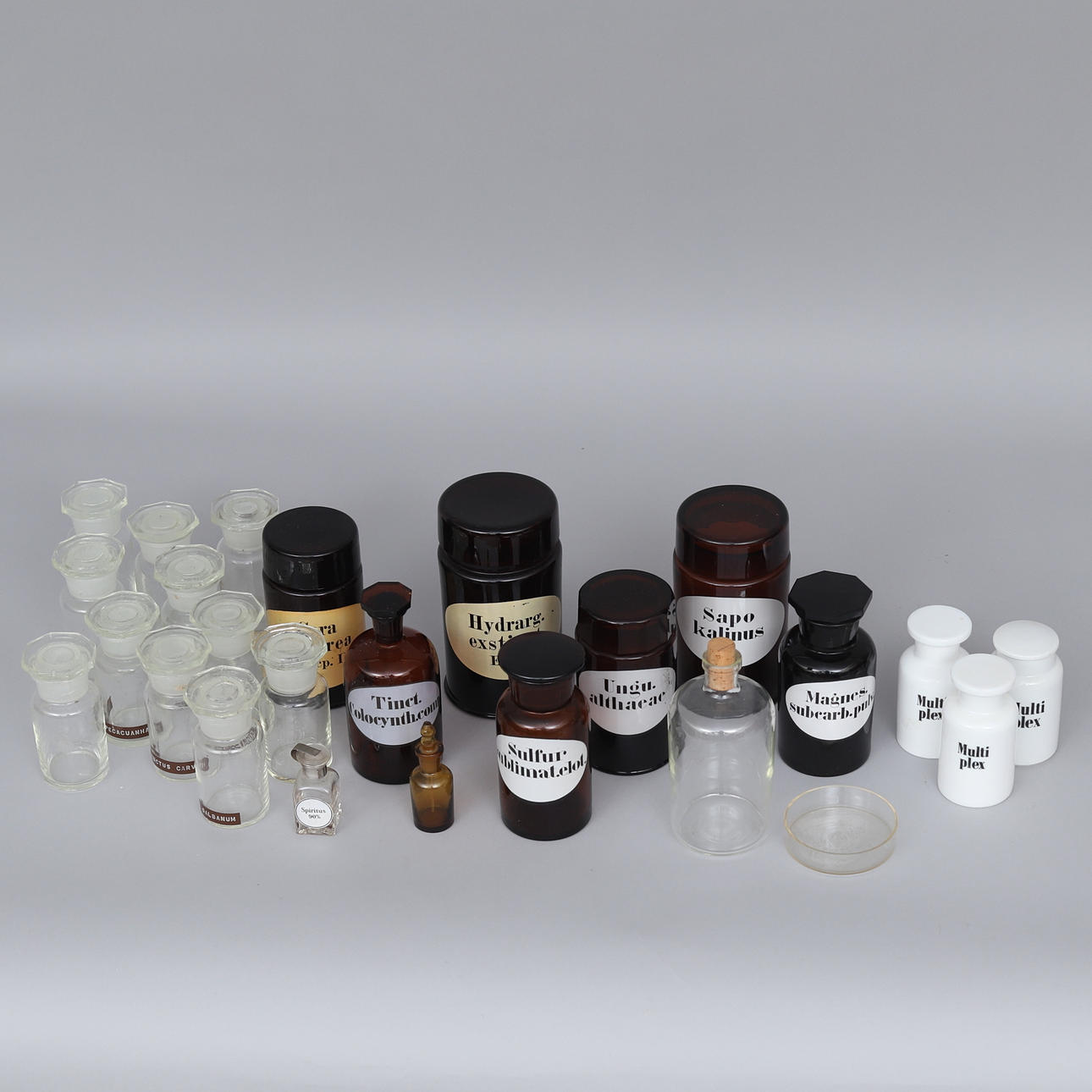 Ein Satz von 24 Apothekenflaschen, 20. Jahrhundert.