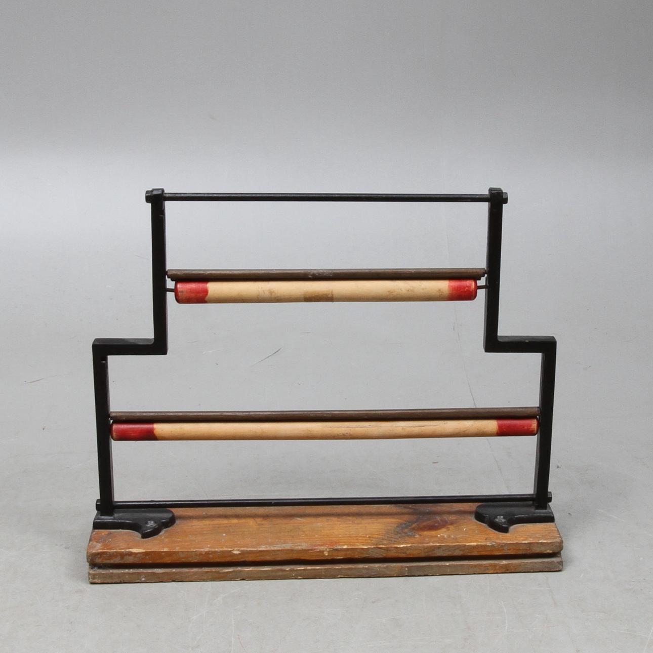 STÄLLNING FÖR OMSLAGSPAPPER, järn, 1900-talets första hälft.