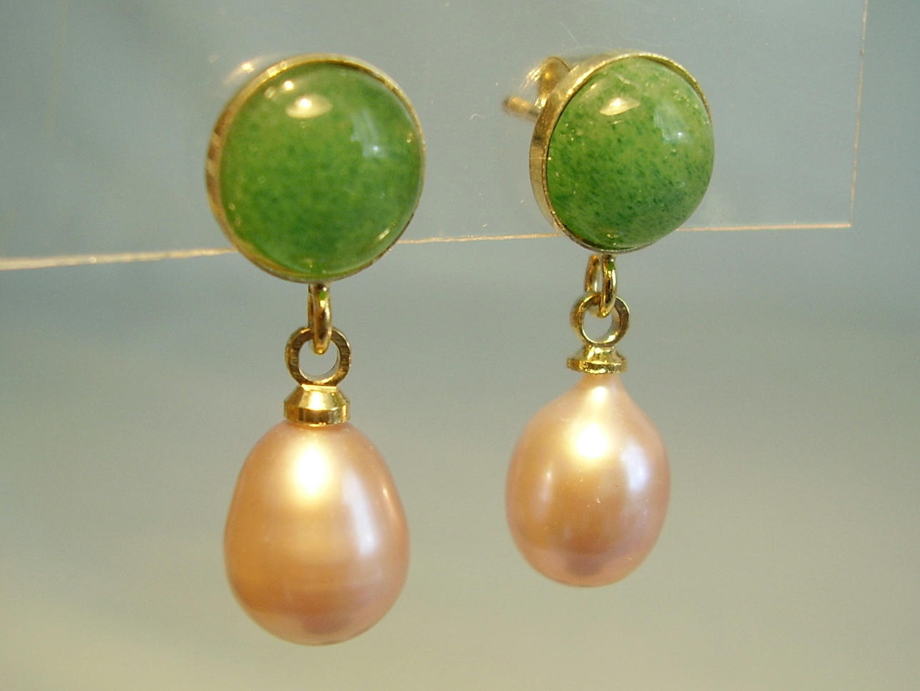 JADE ÖRHÄNGEN MED ÄKTA PÄRLOR.