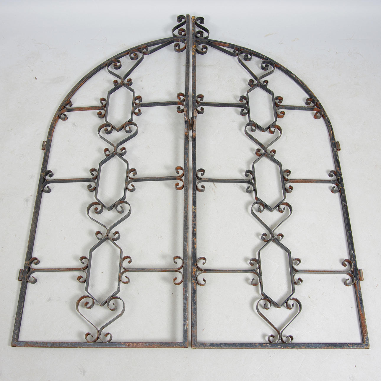 GRINDAR, 1 par, svartmålad smide, 1900-tal.