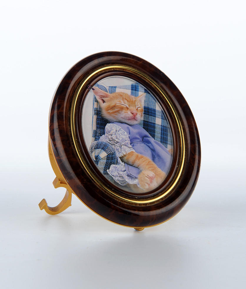 LES MUST DE CARTIER, PARIS. Stativ ram med oval bilddetalj.