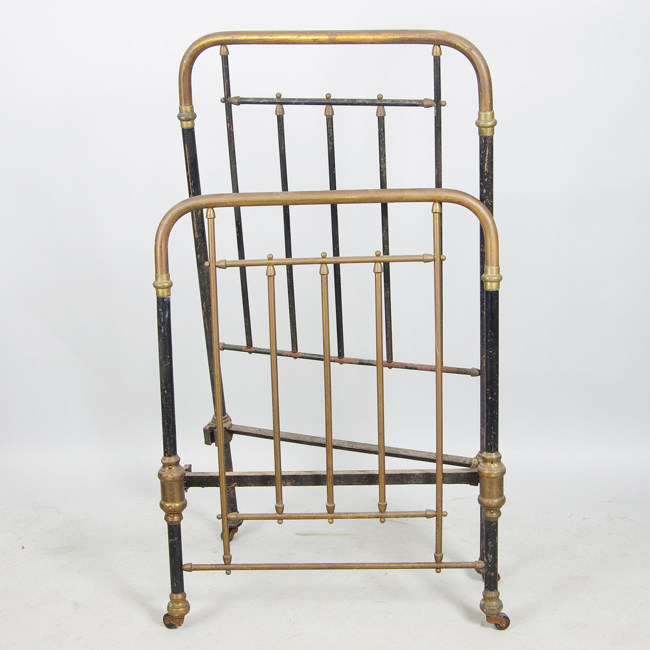 SÄNGGAVLAR, 1 par, mässing/svartmålad metall, sekelskiftet 1800/1900.