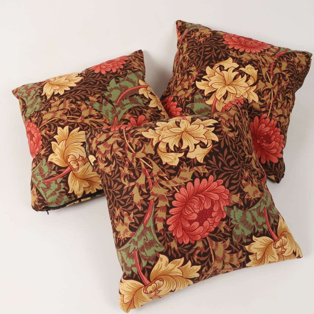 WILLIAM MORRIS. Kuddar, 3 stycken, "Chrysanthemum", England.