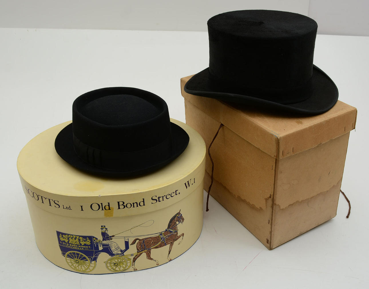 HATTAR. Christys' London. + Cylinderhatt.