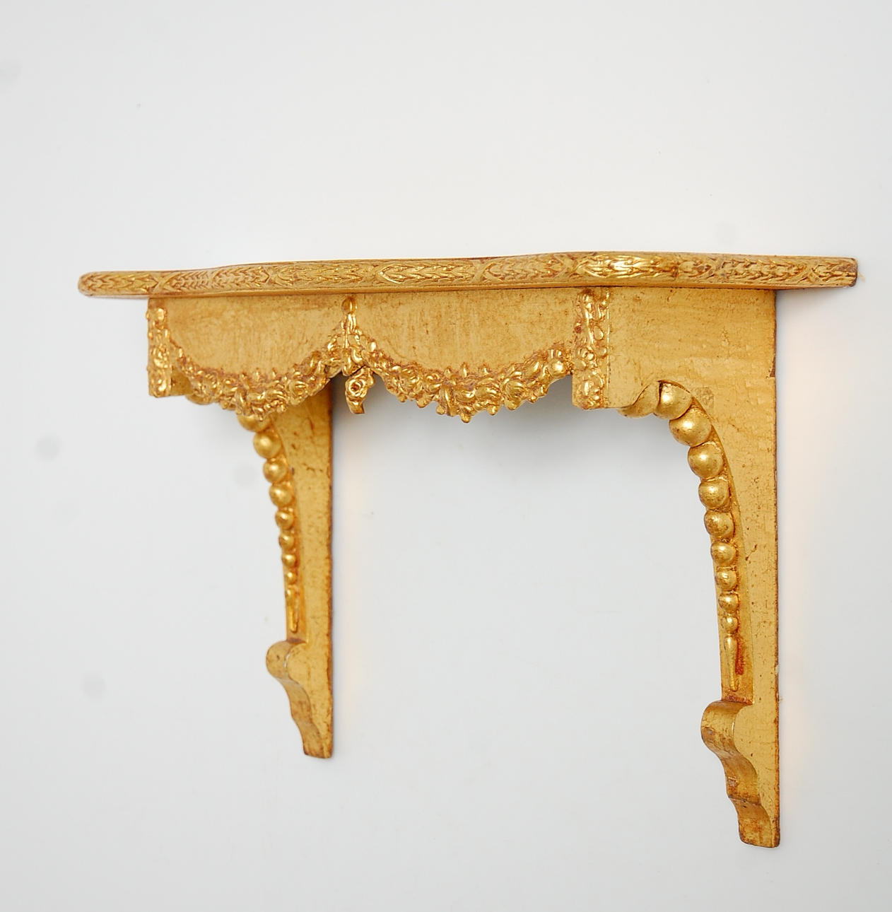 KONSOLHYLLA, förgylld, träskuren 18-1900-tal.