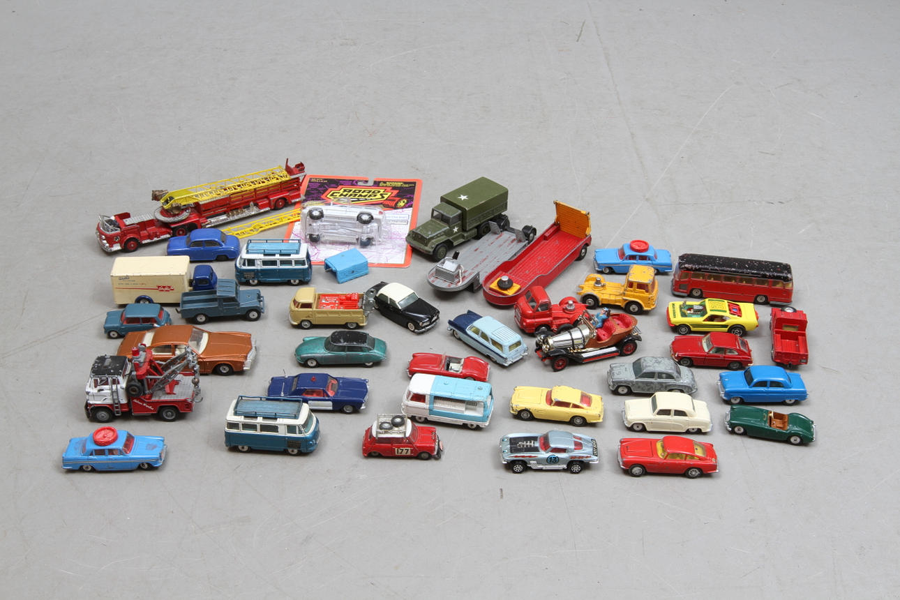 MODELLBILAR mest CORGI. Cirka 35 stycken.